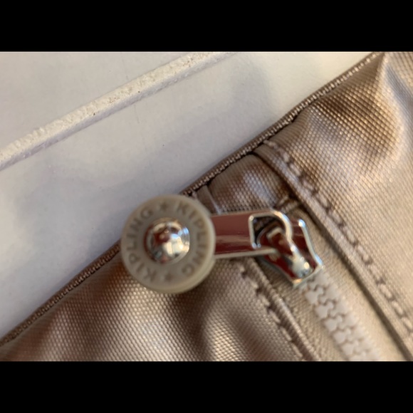 Kipling Keiko Metallic Glow crossbody/Shoulder bag in pale gold. - Picture 8 of 9
